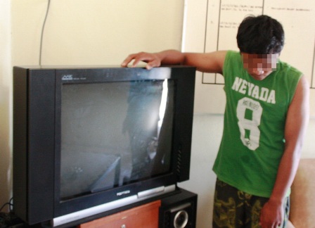 Emi Candra pelaku pencurian SMPN 15 Bintan bersama BB TV 29 inch.JPG